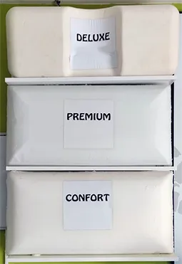 Almohadas del centro en un expositor, con diferentes perfiles